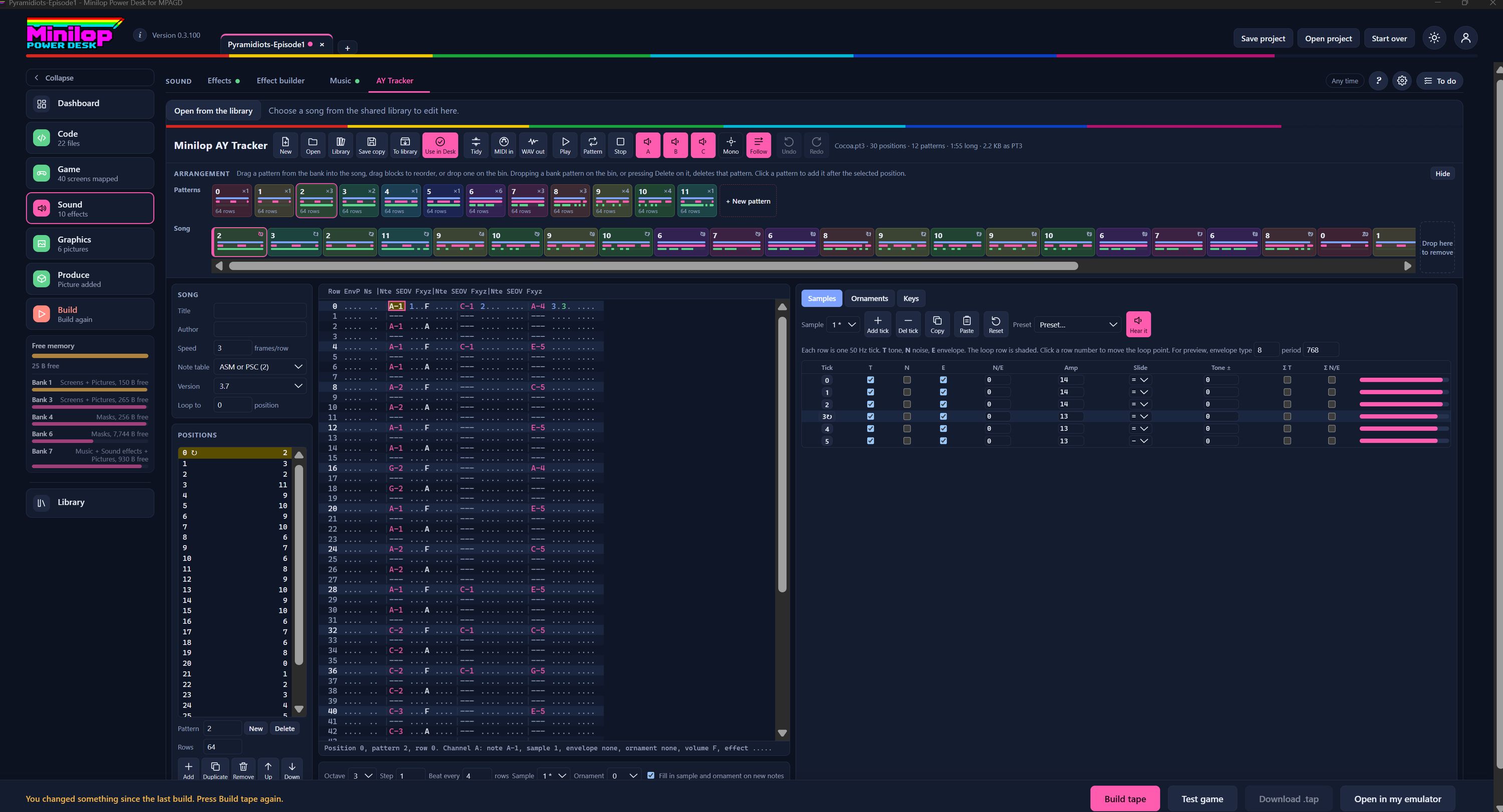 El Power Desk AY Tracker, con el banco de patrones, la canción, la cuadrícula de patrones y el editor de samples